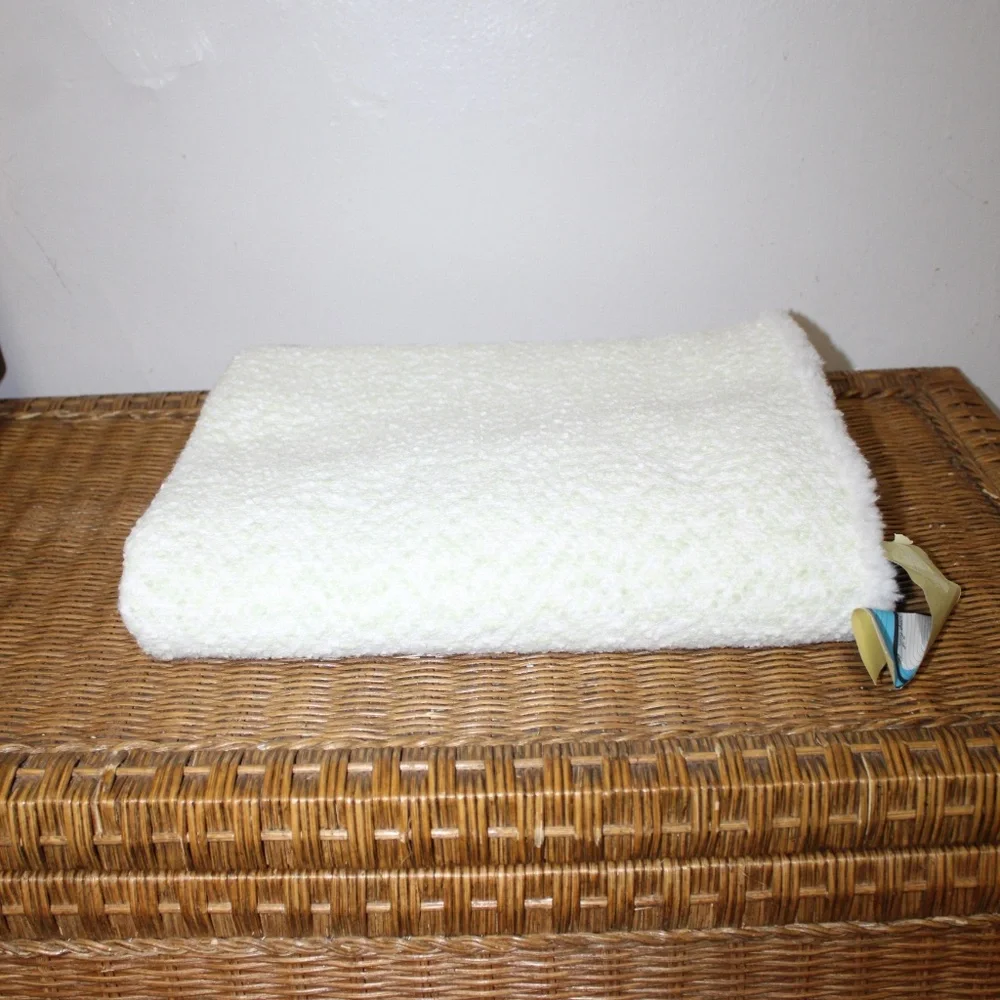 Williams Sonoma Bouclé-Style Cotton Blanket. Soft Ivory & Lime Green. 30